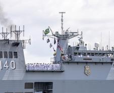 O Porto de Paranaguá (PR) é uma das paradas de duas embarcações da esquadra da Marinha Brasileira. A Fragata Independência (F-44) e Navio-Aeródromo Multipropósito “Atlântico” (A-140) chegaram nesta quinta-feira (20) e permanecem atracados no cais paranaense até a manhã da próxima segunda-feira (24). 