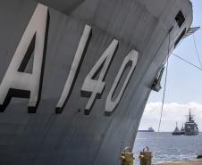 O Porto de Paranaguá (PR) é uma das paradas de duas embarcações da esquadra da Marinha Brasileira. A Fragata Independência (F-44) e Navio-Aeródromo Multipropósito “Atlântico” (A-140) chegaram nesta quinta-feira (20) e permanecem atracados no cais paranaense até a manhã da próxima segunda-feira (24). 