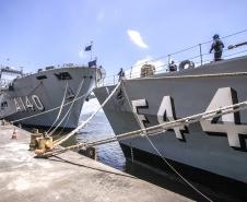 O Porto de Paranaguá (PR) é uma das paradas de duas embarcações da esquadra da Marinha Brasileira. A Fragata Independência (F-44) e Navio-Aeródromo Multipropósito “Atlântico” (A-140) chegaram nesta quinta-feira (20) e permanecem atracados no cais paranaense até a manhã da próxima segunda-feira (24). 