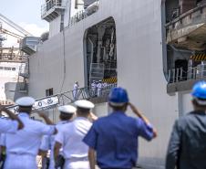 O Porto de Paranaguá (PR) é uma das paradas de duas embarcações da esquadra da Marinha Brasileira. A Fragata Independência (F-44) e Navio-Aeródromo Multipropósito “Atlântico” (A-140) chegaram nesta quinta-feira (20) e permanecem atracados no cais paranaense até a manhã da próxima segunda-feira (24). 