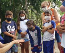 Como educação ambiental, Portos do Paraná implanta composteiras em escolas na Ilha do Mel