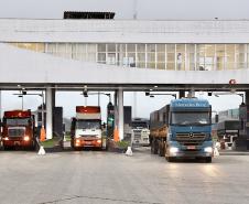 RODOVIA - Apesar de 83,8% da movimentação de janeiro ainda ser embarcada ou desembarcada de caminhões – o equivalente a 3.483.843 toneladas – a participação do modal rodoviário caiu quase 5%.