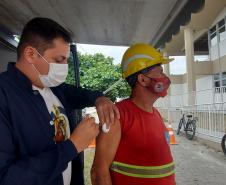 A vacinação itinerante nas sedes administrativa e operacional do Porto de Paranaguá foi concluída nesta quinta-feira (17). Ao todo, foram quase 526 trabalhadores que receberam desde a primeira até a dose de reforço contra a Covid-19 ou o imunizante contra a Gripe/Influenza.