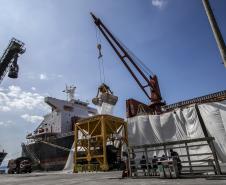 Altas também foram registradas nos volumes importados. No acumulado do bimestre, 4.193.408 toneladas de cargas foram descarregadas nos portos de Paranaguá e Antonina – 46% a mais que as 3.787.513 toneladas registradas em 2021.