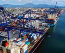 As exportações também superam as importações entre as cargas movimentadas em contêineres. Neste ano, foram 96.544 TEUs exportados – 7% a mais que as 90.243 unidades movimentadas no ano passado. 