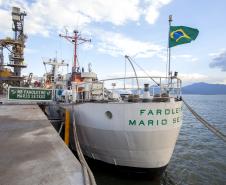 Porto de Paranaguá recebe embarcação da Marinha para atividade de formação do Exército Brasileiro