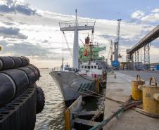 Porto de Paranaguá recebe embarcação da Marinha para atividade de formação do Exército Brasileiro