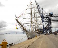 Nesta segunda-feira (03), entre os 15 navios atracados no Porto de Paranaguá, está o Cisne Branco, da Marinha do Brasil. A embarcação atracou no último sábado (01) e já está prevista para zarpar amanhã (04). Ontem (02), ficou aberta para a visitação; hoje, são os trabalhadores do cais que aproveitam para ver de perto essa “galera”. 