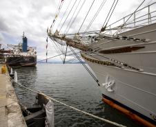 Nesta segunda-feira (03), entre os 15 navios atracados no Porto de Paranaguá, está o Cisne Branco, da Marinha do Brasil. A embarcação atracou no último sábado (01) e já está prevista para zarpar amanhã (04). Ontem (02), ficou aberta para a visitação; hoje, são os trabalhadores do cais que aproveitam para ver de perto essa “galera”. 