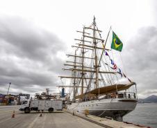 Nesta segunda-feira (03), entre os 15 navios atracados no Porto de Paranaguá, está o Cisne Branco, da Marinha do Brasil. A embarcação atracou no último sábado (01) e já está prevista para zarpar amanhã (04). Ontem (02), ficou aberta para a visitação; hoje, são os trabalhadores do cais que aproveitam para ver de perto essa “galera”. 