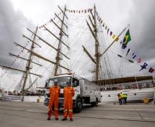 Nesta segunda-feira (03), entre os 15 navios atracados no Porto de Paranaguá, está o Cisne Branco, da Marinha do Brasil. A embarcação atracou no último sábado (01) e já está prevista para zarpar amanhã (04). Ontem (02), ficou aberta para a visitação; hoje, são os trabalhadores do cais que aproveitam para ver de perto essa “galera”. 