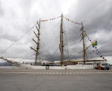 Nesta segunda-feira (03), entre os 15 navios atracados no Porto de Paranaguá, está o Cisne Branco, da Marinha do Brasil. A embarcação atracou no último sábado (01) e já está prevista para zarpar amanhã (04). Ontem (02), ficou aberta para a visitação; hoje, são os trabalhadores do cais que aproveitam para ver de perto essa “galera”. 