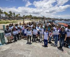 Cinco alunos de escolas municipais de Antonina e dez de Paranaguá, no Litoral, tiveram as suas artes selecionadas no projeto Porto Escola. Além de receberem o próprio desenho e frase impressos em placas gráficas, também ganharam um passeio pela Baía de Paranaguá. 