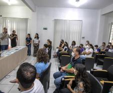 Cinco alunos de escolas municipais de Antonina e dez de Paranaguá, no Litoral, tiveram as suas artes selecionadas no projeto Porto Escola. Além de receberem o próprio desenho e frase impressos em placas gráficas, também ganharam um passeio pela Baía de Paranaguá. 