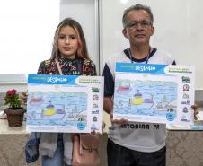 Cinco alunos de escolas municipais de Antonina tiveram as suas artes selecionadas no projeto Porto Escola. Além de receberem o próprio desenho e frase impressos em placas gráficas, também ganharam um passeio pela Baía de Paranaguá. 