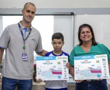 Dez alunos de escolas municipais de Paranaguá, no Litoral, tiveram as suas artes selecionadas no projeto Porto Escola. Além de receberem o próprio desenho e frase impressos em placas gráficas, também ganharam um passeio pela Baía de Paranaguá. 