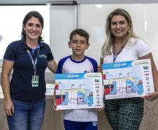 Dez alunos de escolas municipais de Paranaguá, no Litoral, tiveram as suas artes selecionadas no projeto Porto Escola. Além de receberem o próprio desenho e frase impressos em placas gráficas, também ganharam um passeio pela Baía de Paranaguá. 