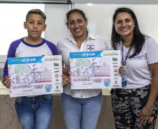 Dez alunos de escolas municipais de Paranaguá, no Litoral, tiveram as suas artes selecionadas no projeto Porto Escola. Além de receberem o próprio desenho e frase impressos em placas gráficas, também ganharam um passeio pela Baía de Paranaguá. 