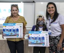 Dez alunos de escolas municipais de Paranaguá, no Litoral, tiveram as suas artes selecionadas no projeto Porto Escola. Além de receberem o próprio desenho e frase impressos em placas gráficas, também ganharam um passeio pela Baía de Paranaguá. 