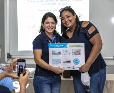 Cinco alunos de escolas municipais de Antonina e dez de Paranaguá, no Litoral, tiveram as suas artes selecionadas no projeto Porto Escola. Além de receberem o próprio desenho e frase impressos em placas gráficas, também ganharam um passeio pela Baía de Paranaguá. 