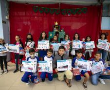 Cinco alunos de escolas municipais de Antonina e dez de Paranaguá, no Litoral, tiveram as suas artes selecionadas no projeto Porto Escola. Além de receberem o próprio desenho e frase impressos em placas gráficas, também ganharam um passeio pela Baía de Paranaguá. 
