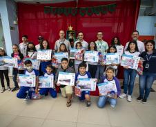 Cinco alunos de escolas municipais de Antonina e dez de Paranaguá, no Litoral, tiveram as suas artes selecionadas no projeto Porto Escola. Além de receberem o próprio desenho e frase impressos em placas gráficas, também ganharam um passeio pela Baía de Paranaguá. 