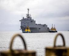 Embarcações da esquadra da Marinha atracam no Porto de Paranaguá