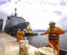 Embarcações da esquadra da Marinha atracam no Porto de Paranaguá