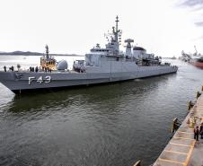 Embarcações da esquadra da Marinha atracam no Porto de Paranaguá