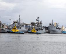 Embarcações da esquadra da Marinha atracam no Porto de Paranaguá