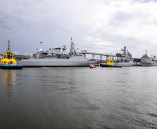 Embarcações da esquadra da Marinha atracam no Porto de Paranaguá