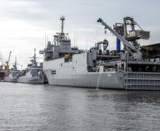 Embarcações da esquadra da Marinha atracam no Porto de Paranaguá