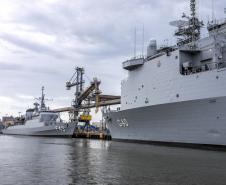 Embarcações da esquadra da Marinha atracam no Porto de Paranaguá