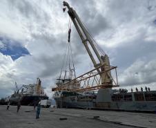 Maior guindaste para descarga de granéis sólidos de importação chega ao Porto de Paranaguá*