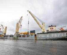 Maior guindaste para descarga de granéis sólidos de importação chega ao Porto de Paranaguá*