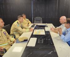 A empresa pública Portos do Paraná recebeu em sua sede administrativa, nesta terça-feira (14), a visita do novo comando do 8º Grupamento de Bombeiros, major Fabrício Frazatto dos Santos, responsável pelos sete municípios do Litoral. Ele colocou a instituição à disposição da administração portuária.