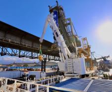 Embarcação de apoio de empresa norueguesa atraca no Porto de Paranaguá