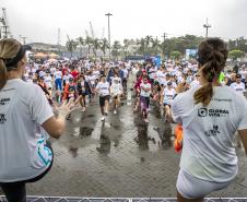 Na manhã deste domingo (16), apesar da chuva, a movimentação foi intensa não de carga, mas de pessoas, no cais do Porto de Paranaguá. Uma prova inédita, a primeira Corrida do Porto reuniu mais de mil atletas, em quatro diferentes modalidades.