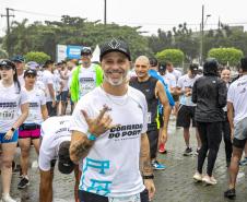 Na manhã deste domingo (16), apesar da chuva, a movimentação foi intensa não de carga, mas de pessoas, no cais do Porto de Paranaguá. Uma prova inédita, a primeira Corrida do Porto reuniu mais de mil atletas, em quatro diferentes modalidades.