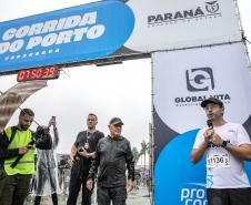 Na manhã deste domingo (16), apesar da chuva, a movimentação foi intensa não de carga, mas de pessoas, no cais do Porto de Paranaguá. Uma prova inédita, a primeira Corrida do Porto reuniu mais de mil atletas, em quatro diferentes modalidades.