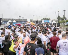 Na manhã deste domingo (16), apesar da chuva, a movimentação foi intensa não de carga, mas de pessoas, no cais do Porto de Paranaguá. Uma prova inédita, a primeira Corrida do Porto reuniu mais de mil atletas, em quatro diferentes modalidades.