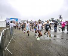 Na manhã deste domingo (16), apesar da chuva, a movimentação foi intensa não de carga, mas de pessoas, no cais do Porto de Paranaguá. Uma prova inédita, a primeira Corrida do Porto reuniu mais de mil atletas, em quatro diferentes modalidades.