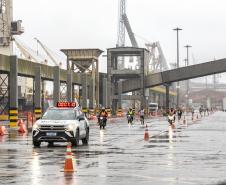 Na manhã deste domingo (16), apesar da chuva, a movimentação foi intensa não de carga, mas de pessoas, no cais do Porto de Paranaguá. Uma prova inédita, a primeira Corrida do Porto reuniu mais de mil atletas, em quatro diferentes modalidades.