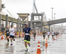 Na manhã deste domingo (16), apesar da chuva, a movimentação foi intensa não de carga, mas de pessoas, no cais do Porto de Paranaguá. Uma prova inédita, a primeira Corrida do Porto reuniu mais de mil atletas, em quatro diferentes modalidades.