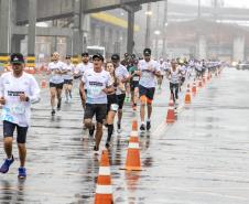 Na manhã deste domingo (16), apesar da chuva, a movimentação foi intensa não de carga, mas de pessoas, no cais do Porto de Paranaguá. Uma prova inédita, a primeira Corrida do Porto reuniu mais de mil atletas, em quatro diferentes modalidades.