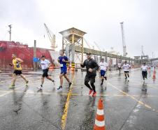 Na manhã deste domingo (16), apesar da chuva, a movimentação foi intensa não de carga, mas de pessoas, no cais do Porto de Paranaguá. Uma prova inédita, a primeira Corrida do Porto reuniu mais de mil atletas, em quatro diferentes modalidades.