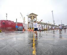 Na manhã deste domingo (16), apesar da chuva, a movimentação foi intensa não de carga, mas de pessoas, no cais do Porto de Paranaguá. Uma prova inédita, a primeira Corrida do Porto reuniu mais de mil atletas, em quatro diferentes modalidades.