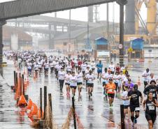 Na manhã deste domingo (16), apesar da chuva, a movimentação foi intensa não de carga, mas de pessoas, no cais do Porto de Paranaguá. Uma prova inédita, a primeira Corrida do Porto reuniu mais de mil atletas, em quatro diferentes modalidades.