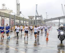 Na manhã deste domingo (16), apesar da chuva, a movimentação foi intensa não de carga, mas de pessoas, no cais do Porto de Paranaguá. Uma prova inédita, a primeira Corrida do Porto reuniu mais de mil atletas, em quatro diferentes modalidades.