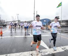 Na manhã deste domingo (16), apesar da chuva, a movimentação foi intensa não de carga, mas de pessoas, no cais do Porto de Paranaguá. Uma prova inédita, a primeira Corrida do Porto reuniu mais de mil atletas, em quatro diferentes modalidades.